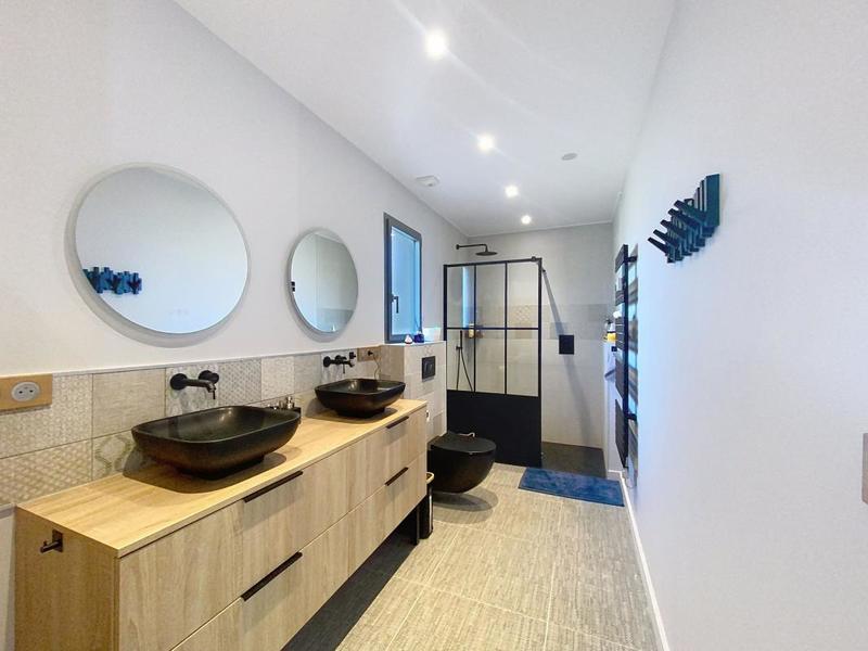 Propriété - 205 m² - 6 pièces