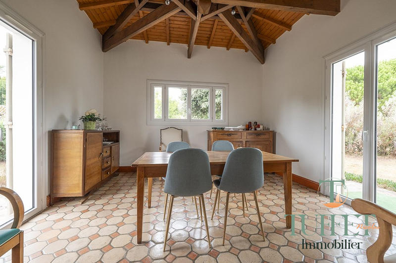 Maison - 220 m² - 9 pièces