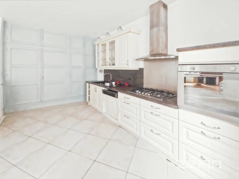 Maison - 320 m² - 10 pièces