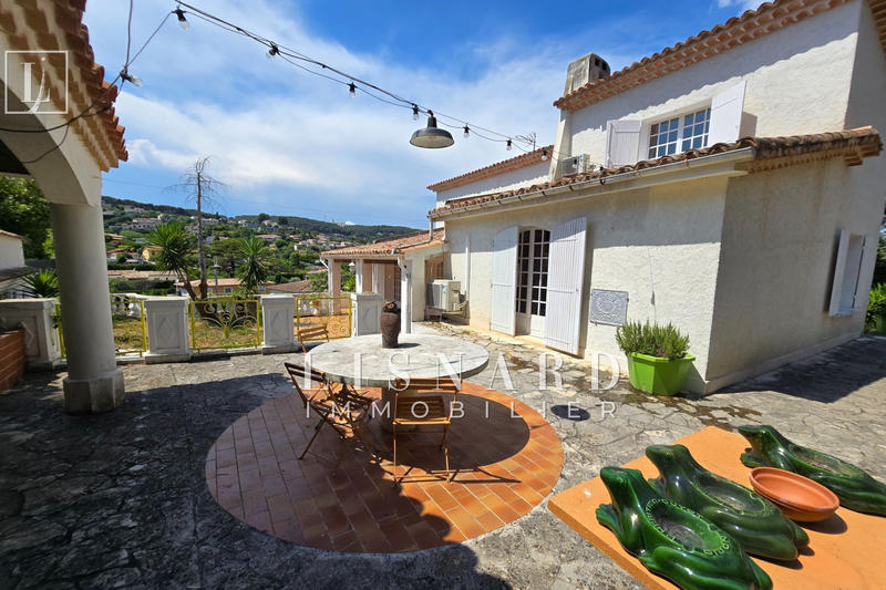 Maison - 240 m² - 6 pièces