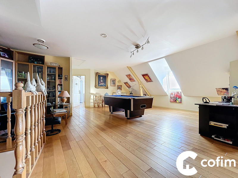 Maison - 237 m² - 10 pièces