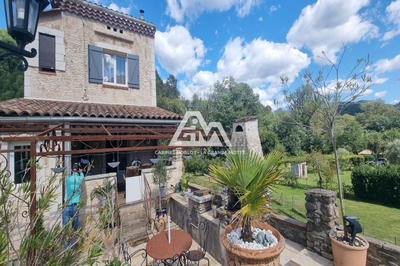 Propriété - 220 m² - 9 pièces