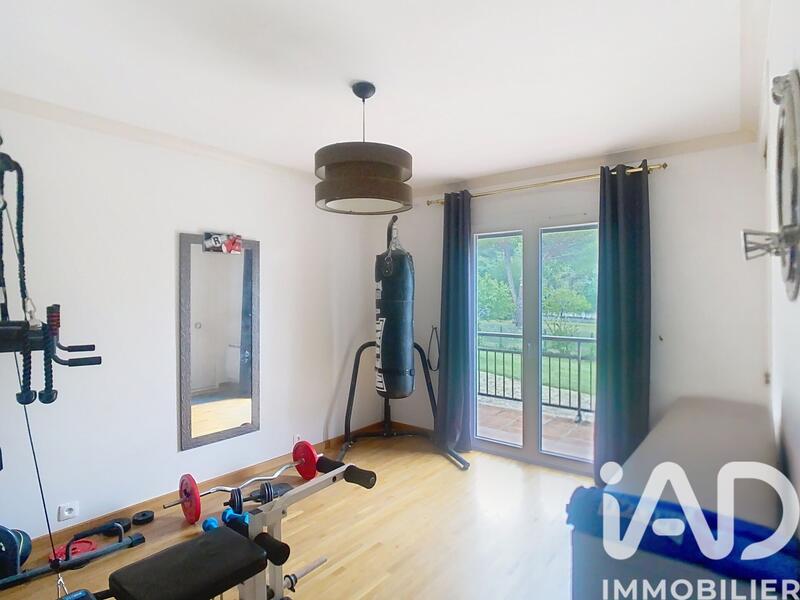 Maison - 238 m² - 8 pièces