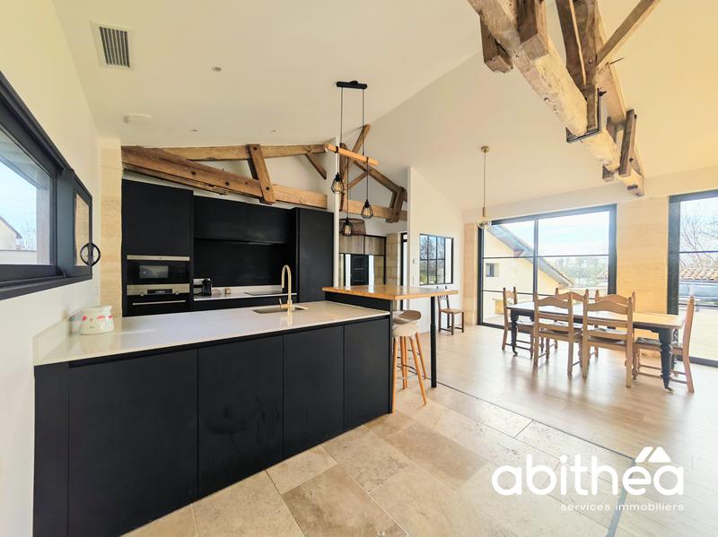 Maison - 250 m² - 6 pièces