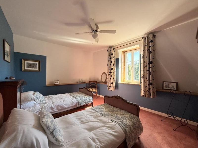 Maison - 240 m² - 19 pièces