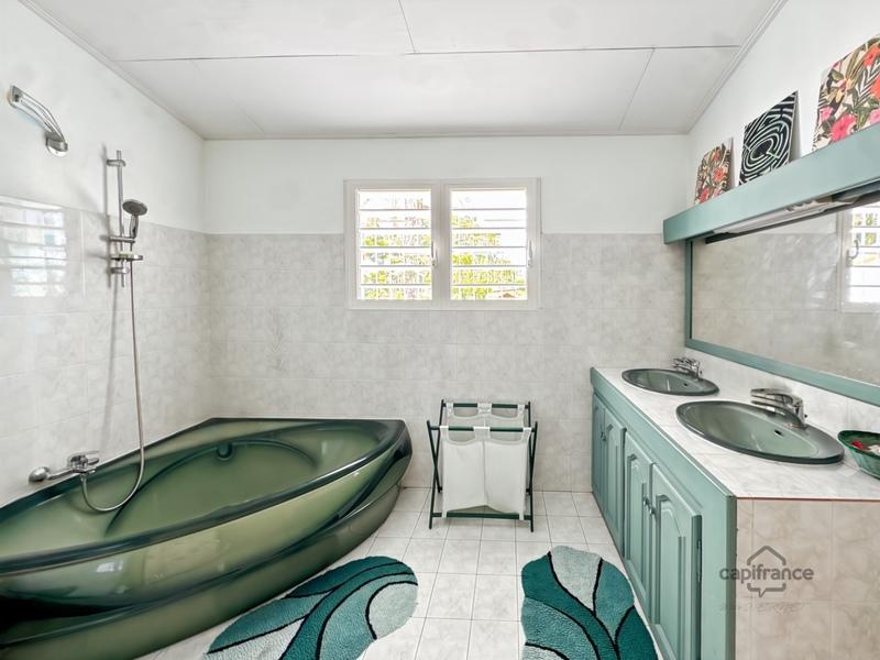 Maison - 220 m² - 5 pièces