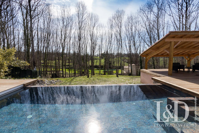 Maison - 240 m² - 11 pièces