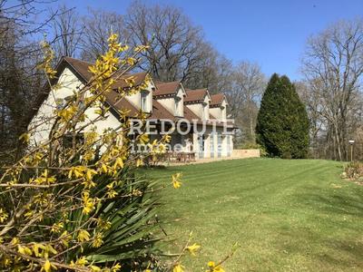 Propriété - 239 m² - 8 pièces