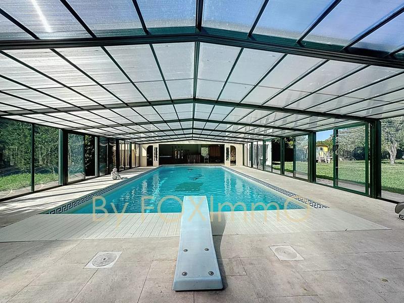 Propriété - 653 m² - 28 pièces