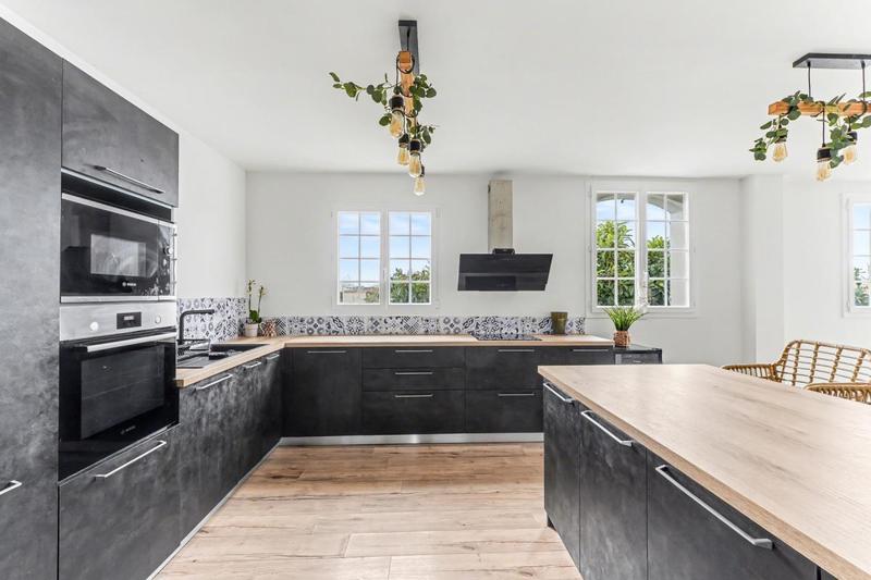 Maison - 235 m² - 7 pièces