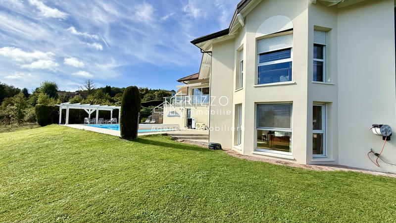 Maison - 263 m² - 7 pièces