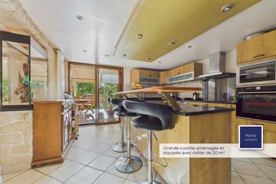 Maison - 266 m² - 9 pièces