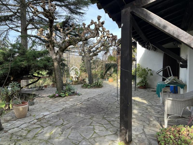 Propriété - 220 m² - 10 pièces