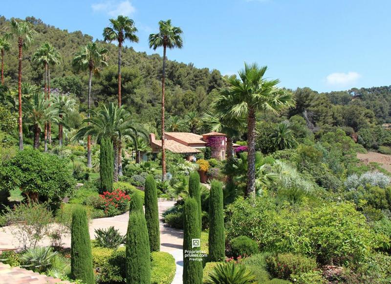 Maison - 372 m² - 10 pièces