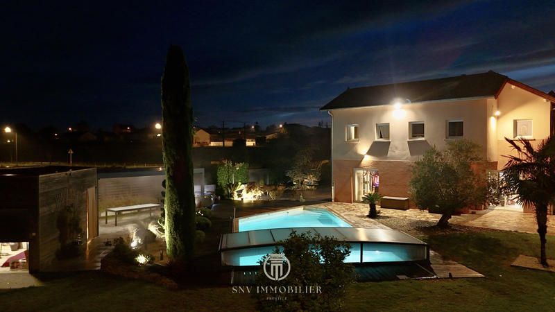 Maison - 239 m² - 9 pièces