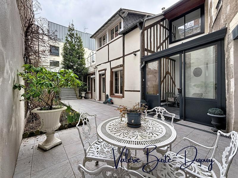 Maison - 214 m² - 7 pièces