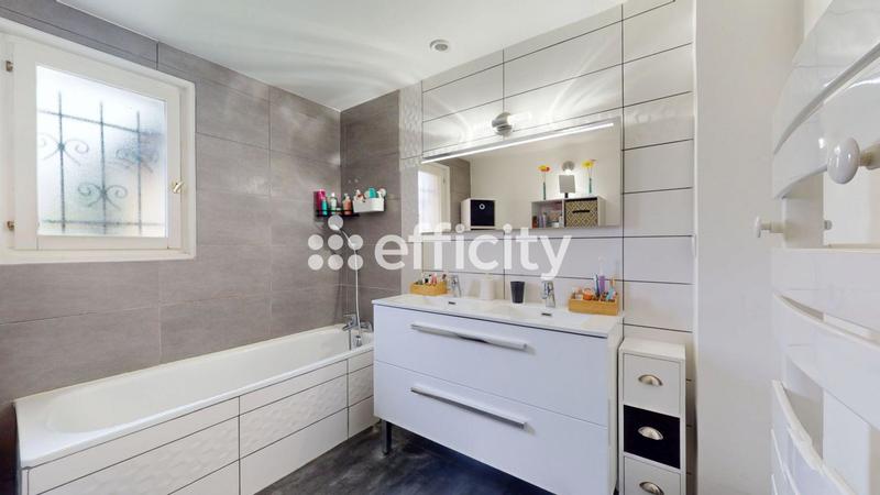 Maison - 210 m² - 8 pièces