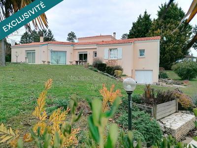 Villa - 259 m² - 9 pièces