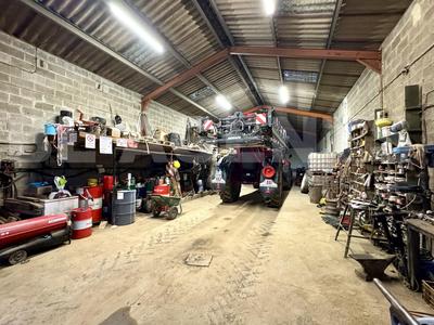 Parking / Garage - 185 m²