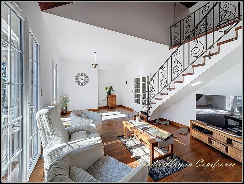 Maison - 220 m² - 8 pièces