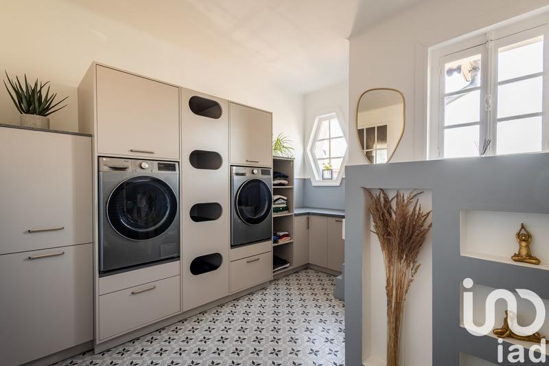 Maison - 260 m² - 9 pièces