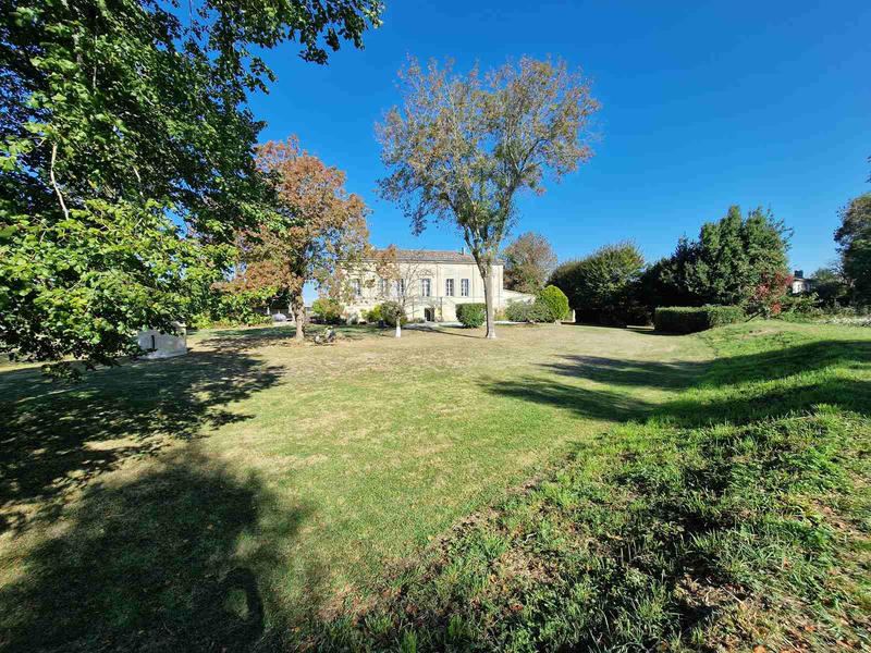 Propriété - 353 m² - 11 pièces