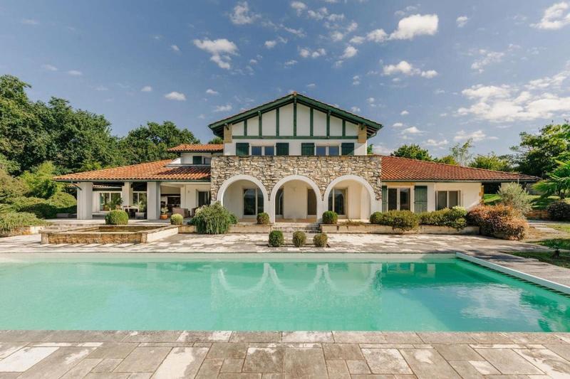 Propriété - 360 m² - 8 pièces