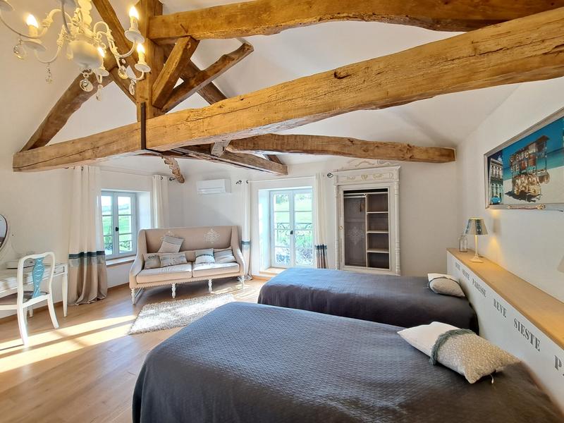 Maison - 557 m² - 16 pièces