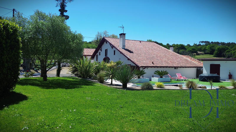 Maison traditionnelle - 200 m² - 4 pièces