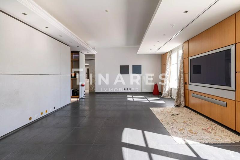 Maison - 570 m² - 7 pièces