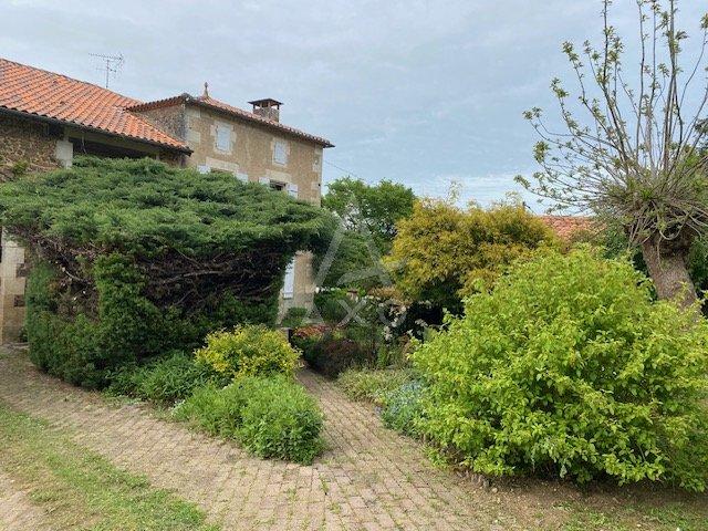 Maison - 275 m² - 6 pièces