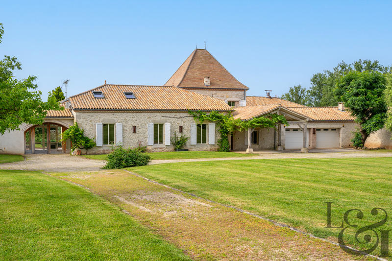 Maison - 769 m² - 8 pièces