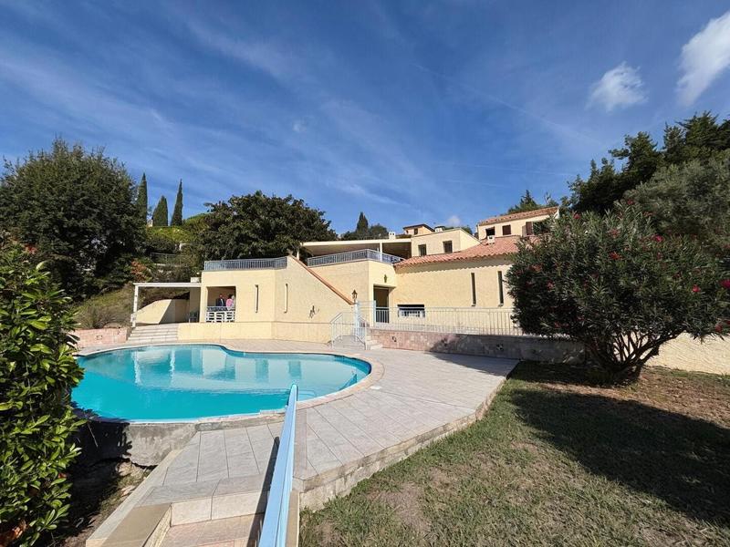 Maison - 270 m² - 5 pièces