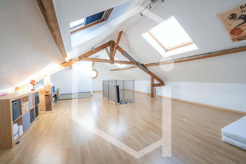 Maison - 240 m² - 9 pièces