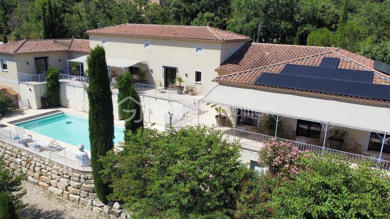 Maison - 370 m² - 12 pièces