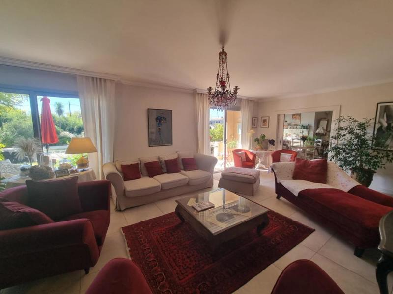 Maison - 256 m² - 5 pièces