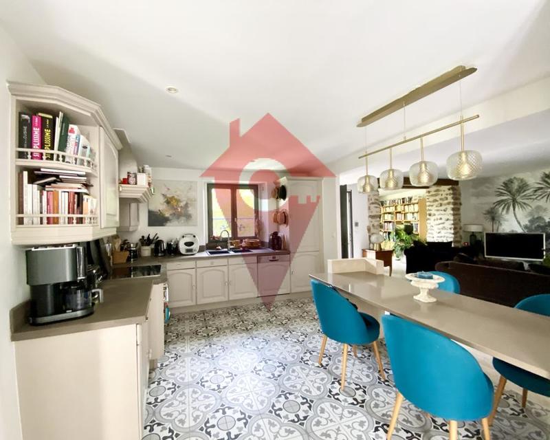 Maison ancienne - 210 m² - 8 pièces