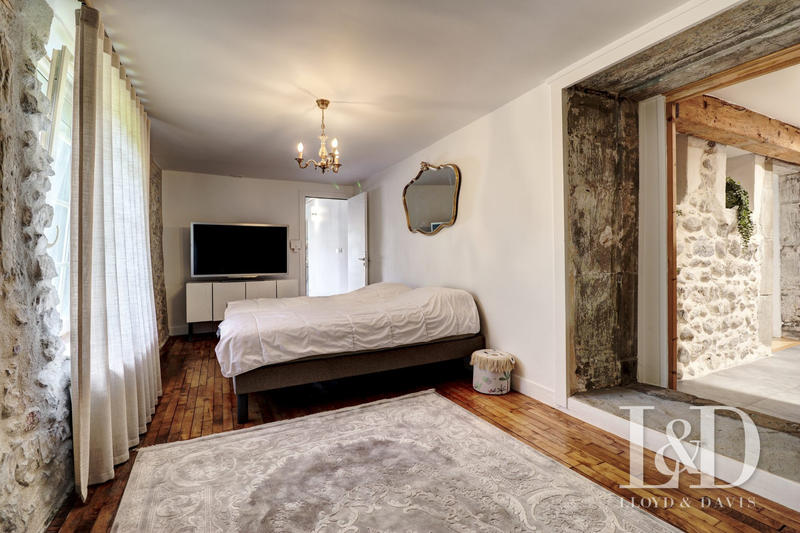 Maison - 360 m² - 10 pièces