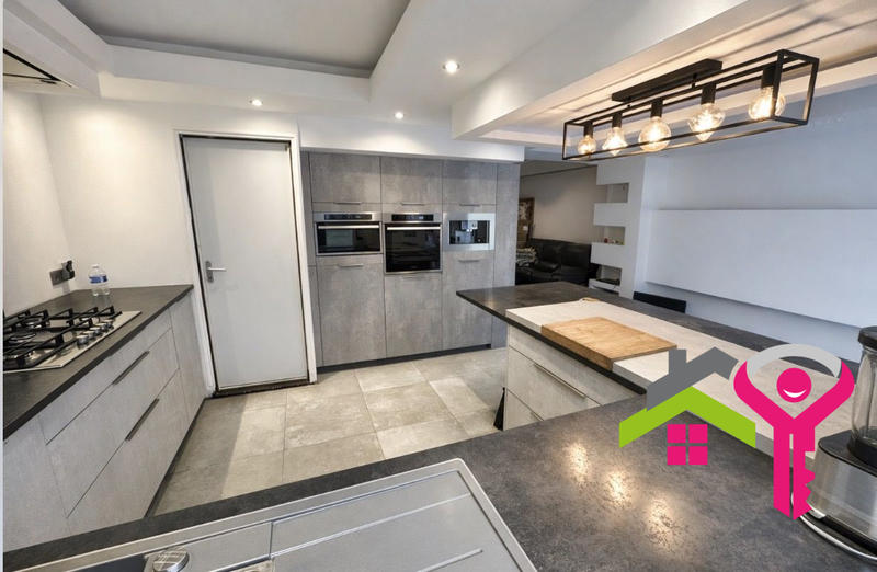 Maison - 93 m² - 6 pièces