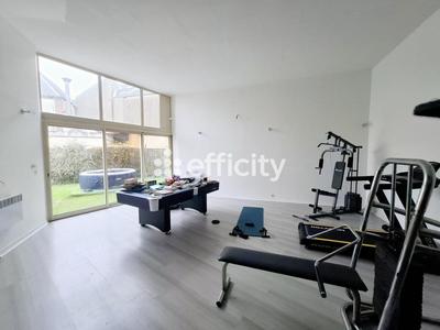 Maison - 241 m² - 10 pièces