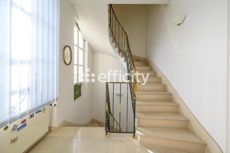 Maison - 223 m² - 9 pièces