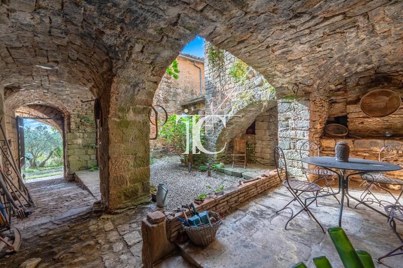 Maison - 350 m² - 11 pièces