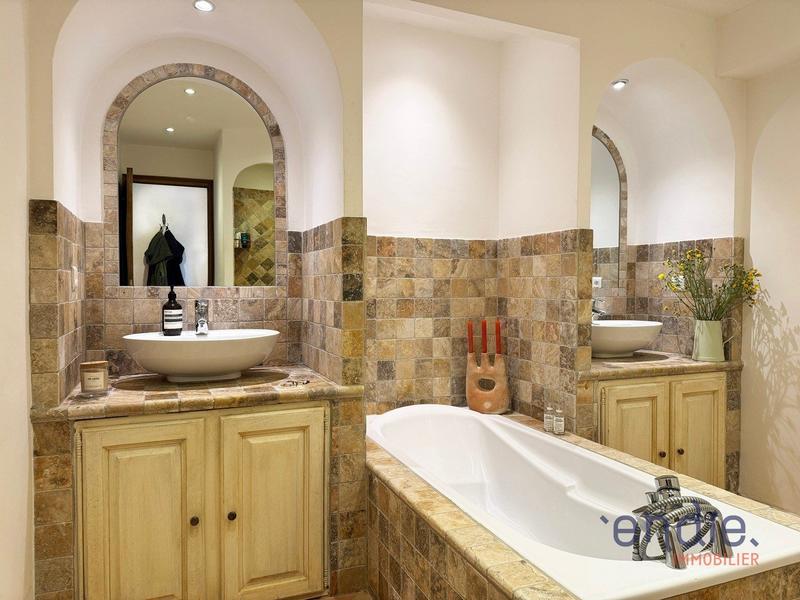 Maison - 221 m² - 5 pièces