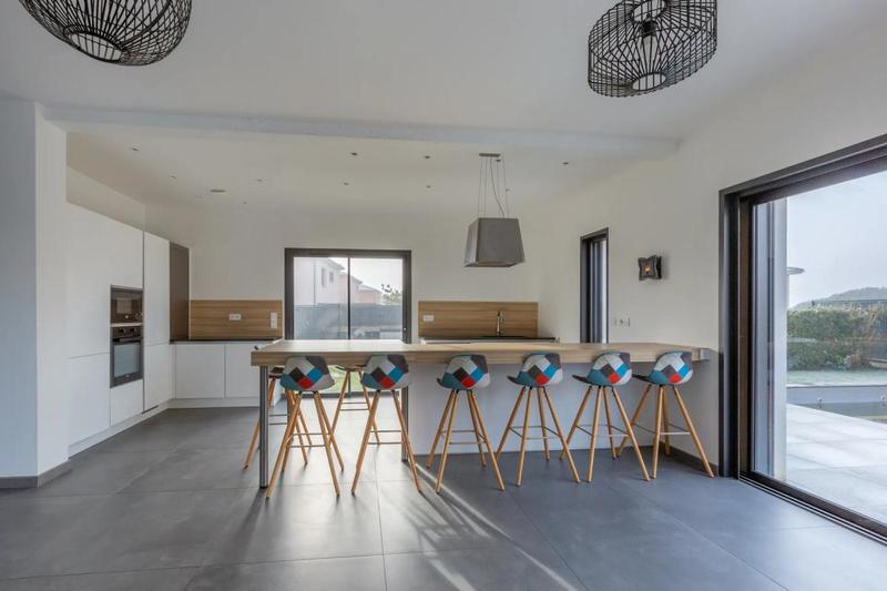 Maison - 246 m² - 8 pièces