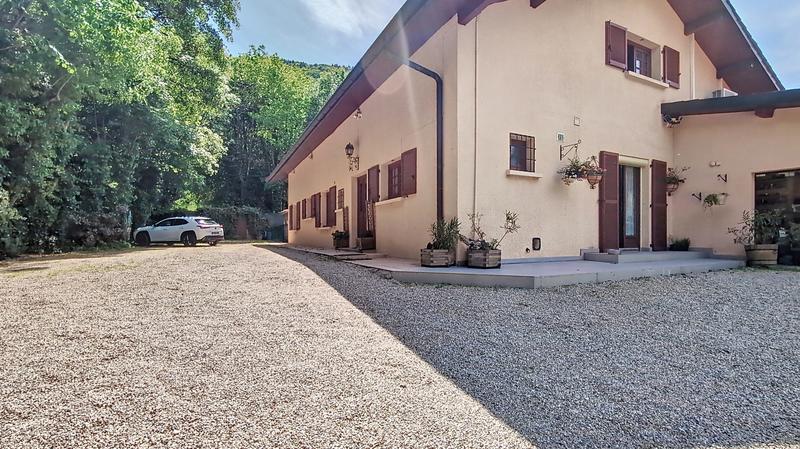 Maison - 313 m² - 9 pièces
