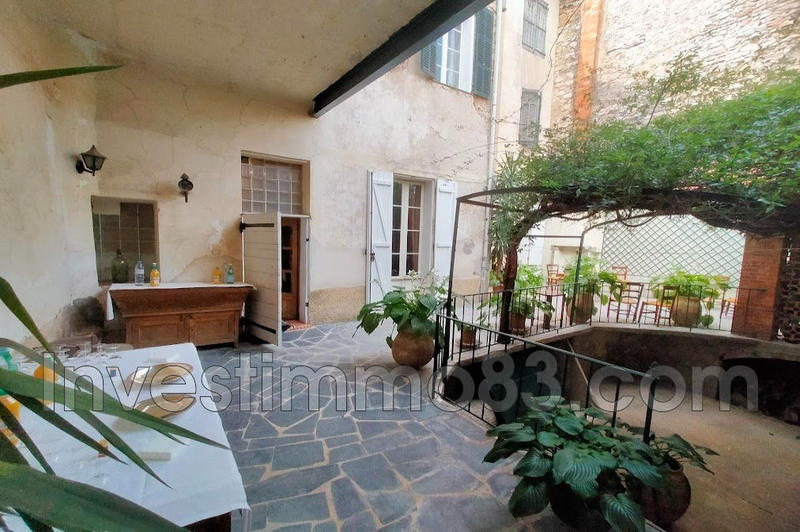 Maison - 335 m² - 15 pièces