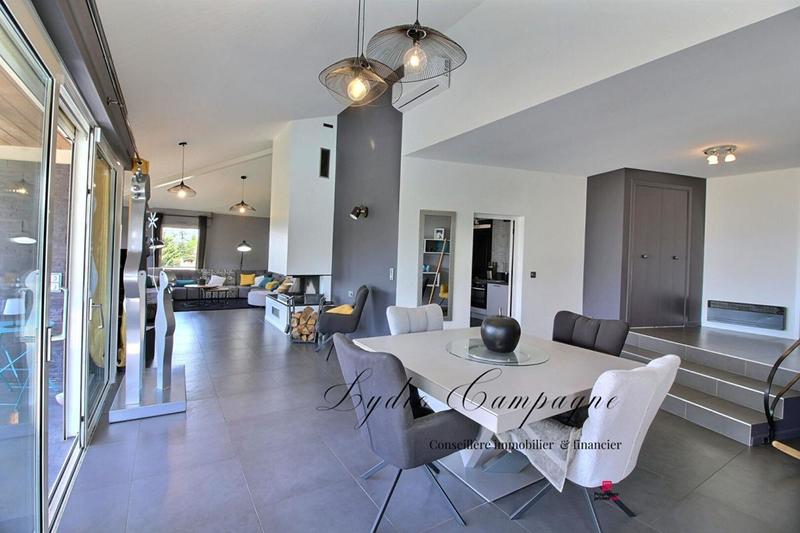 Demeure - 215 m² - 9 pièces