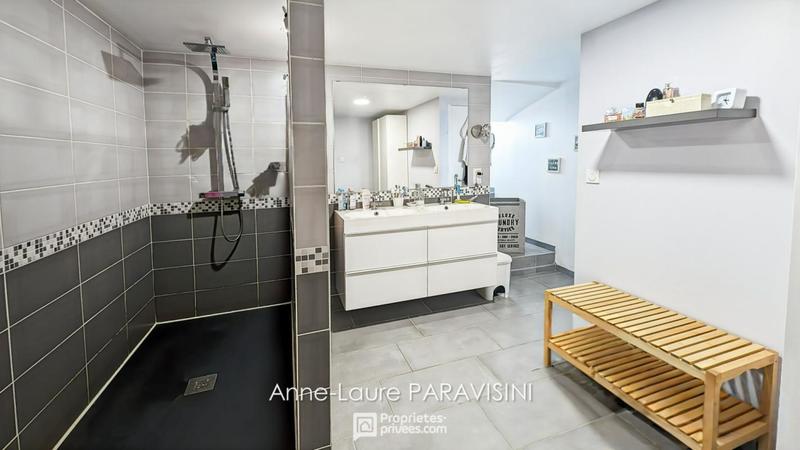 Maison - 244 m² - 9 pièces