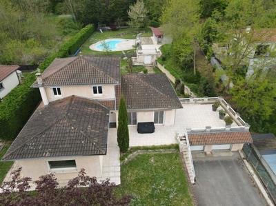 Maison - 225 m² - 9 pièces
