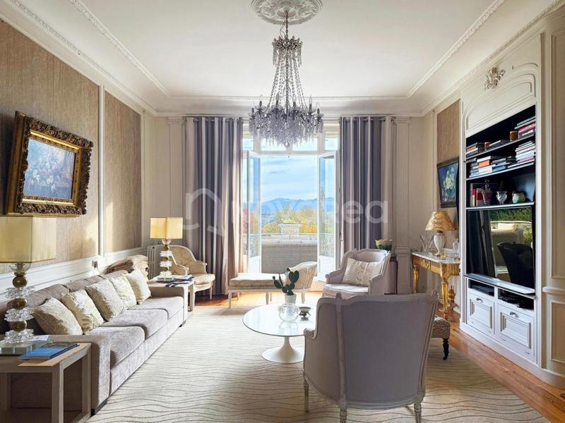 Appartement - 300 m² - 8 pièces